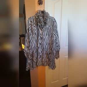 Ali Miles Black and White Long blouse with ruffled collar